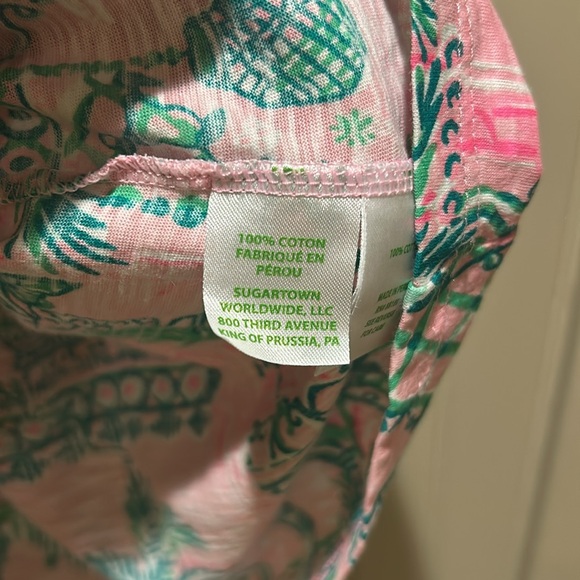 LILLY PULITZER v-neck tee in XXL Worn once. Pinks and greens. 100% cotton. - Picture 4 of 5